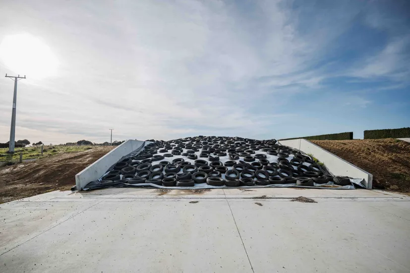 Silage bunker with effluent control and earth packed walls