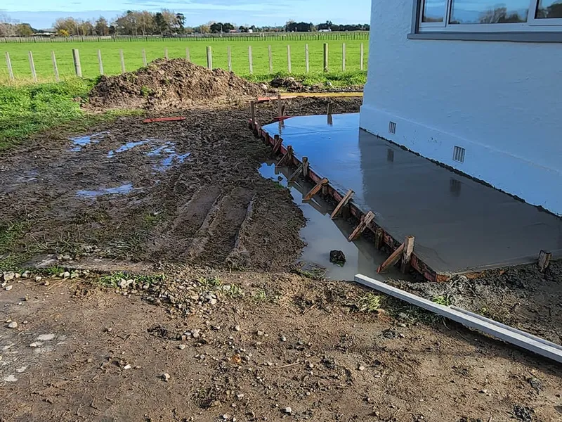 Concrete path wrapping around house making a clean accessway between outdoor areas