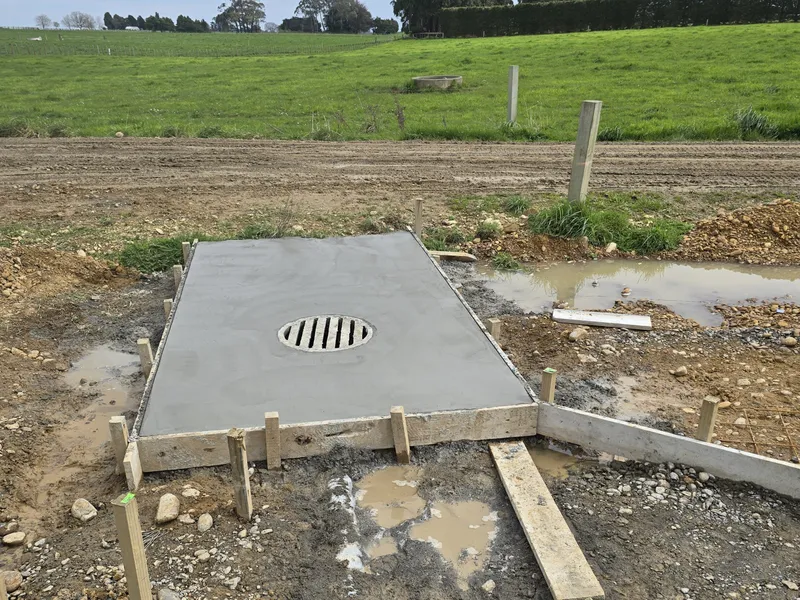 Concrete slab drying with drainage for farm concrete project