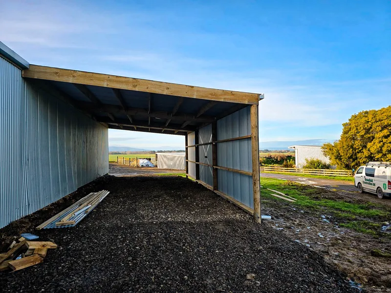 Shed with extension on the side
