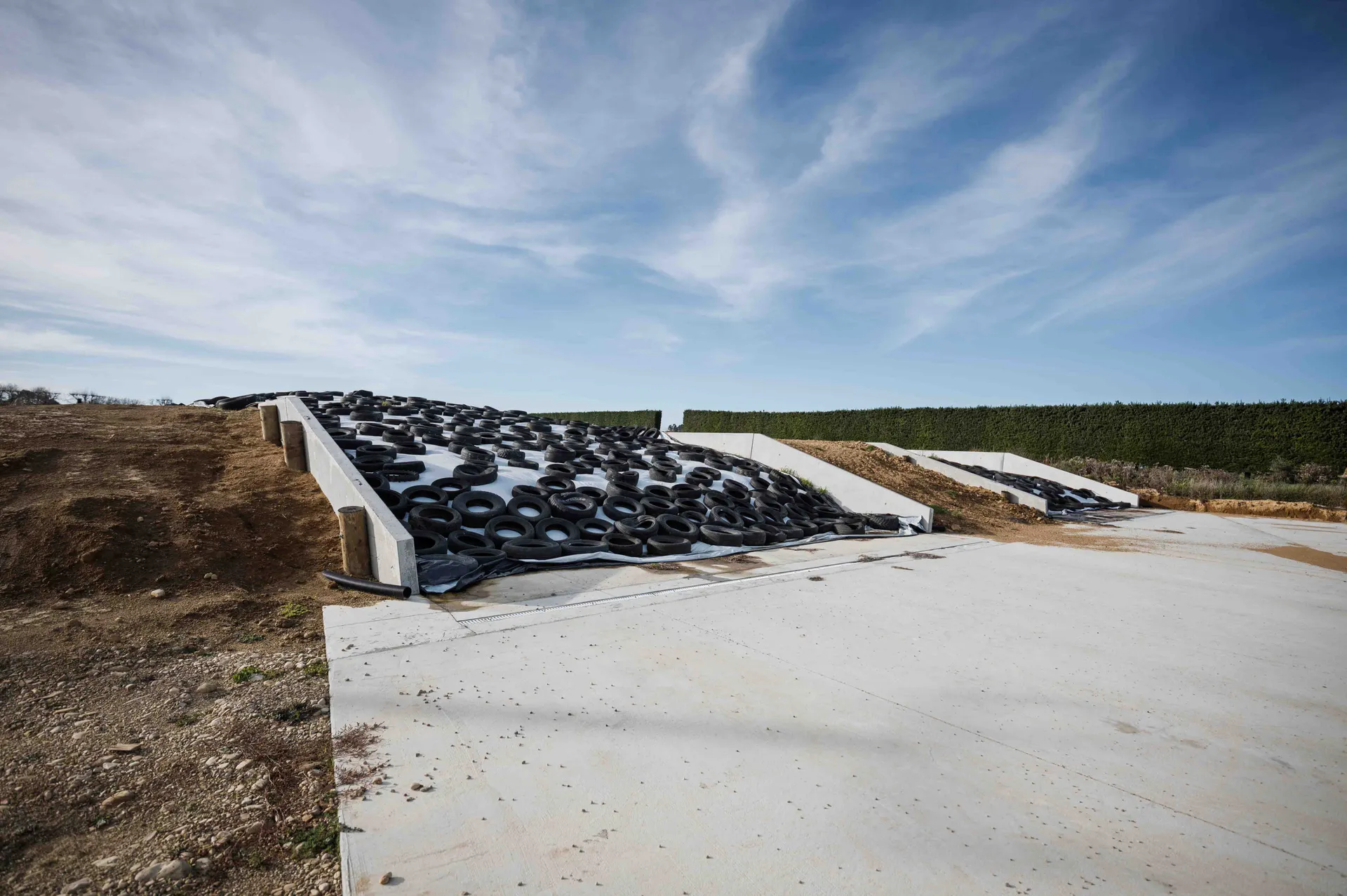 Dual silage bunker with reinforced concrete
